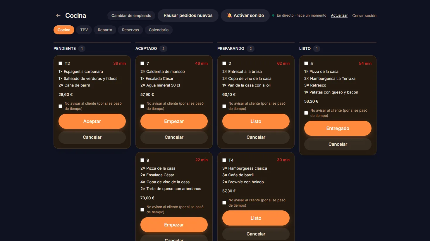 Pantalla de cocina de Kyoo con las comandas repartidas en cuatro columnas —pendiente, aceptado, preparando y listo— con sus platos, su importe y los minutos que llevan.
